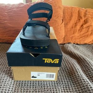 Teva midform black women’s sandals. Size 10 women.